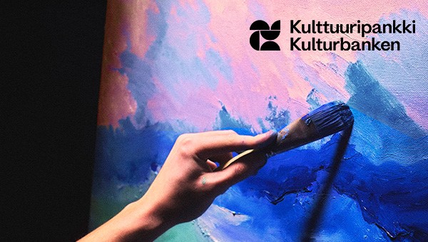 Sivellin kädessä, joka maalaa sinistä väriä abstraktiin maalaukseen, musta Kulttuuripankki Kulturbanken -logo.